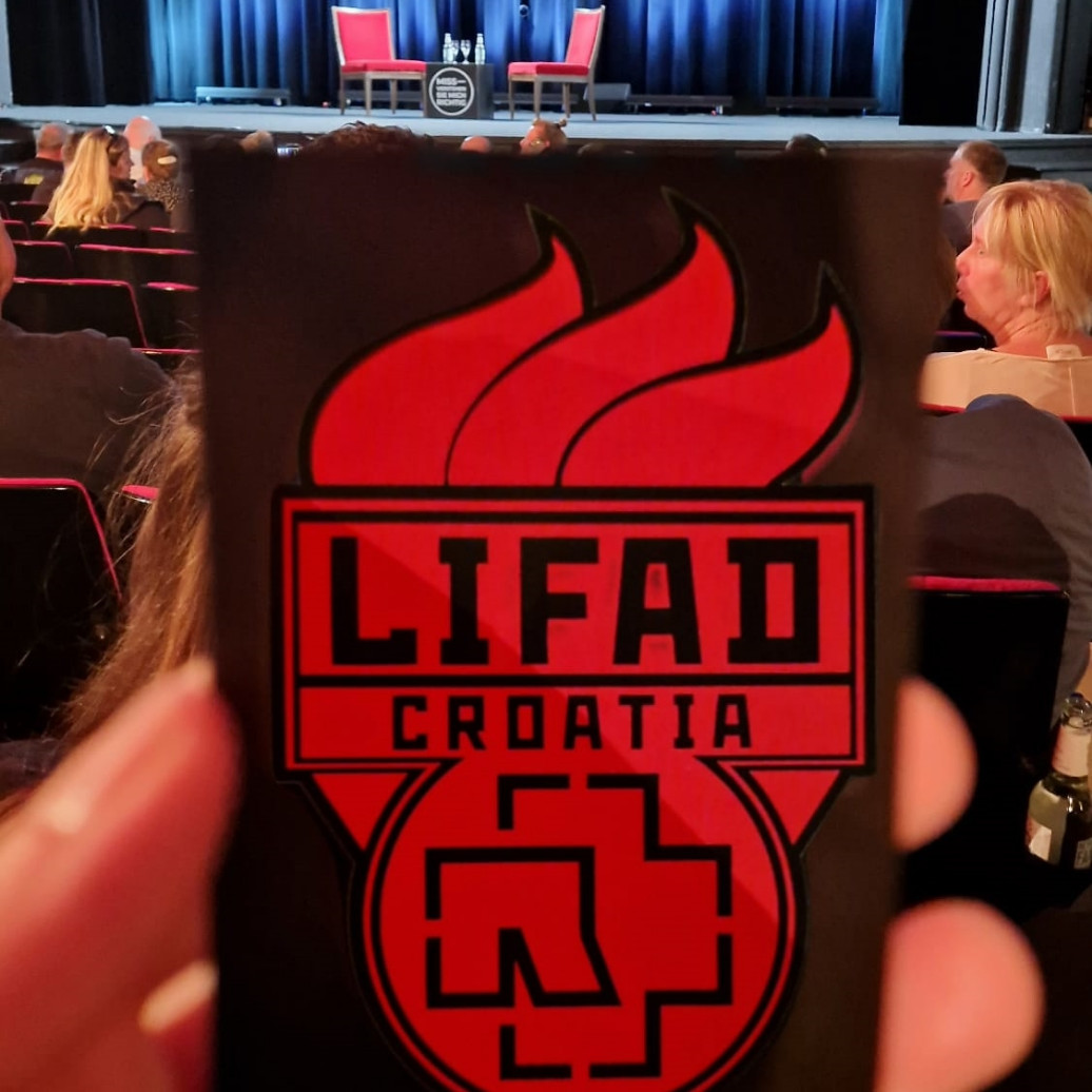 FLAKE I GREGOR GYSI NA POZORNICI DVORANE KABARETT-THEATER DISTEL U BERLINU